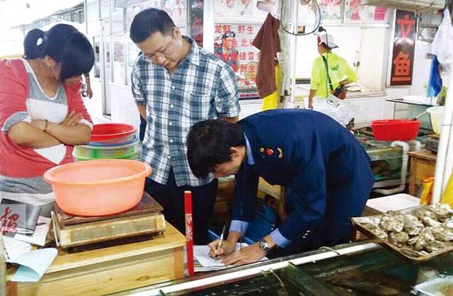 近日，三亞一海鮮店在電子秤上動手腳被行政拘留十五日并處一千元罰款