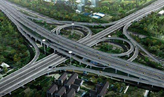 上海虹口交警對貨運(yùn)車下高架過地磅檢查以查辦超載違法車輛