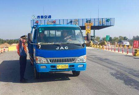 圖為棲霞北收費(fèi)站現(xiàn)場