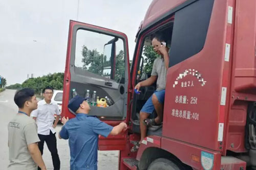 圖為交警正在攔?？梢绍囕v