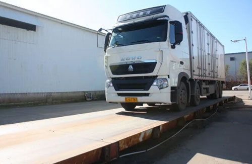 圖為裝糧食貨車正在過(guò)地磅