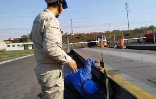 我司張工上門(mén)處理客戶(hù)煤場(chǎng)地磅儀表盤(pán)顯示故障