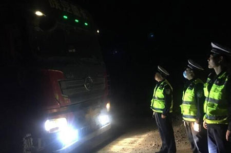 圖為交警辦案現(xiàn)場