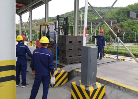 地磅校驗(yàn)工作現(xiàn)場(chǎng)