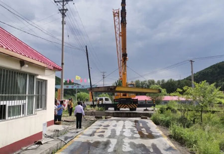 地磅秤修復工作現(xiàn)場