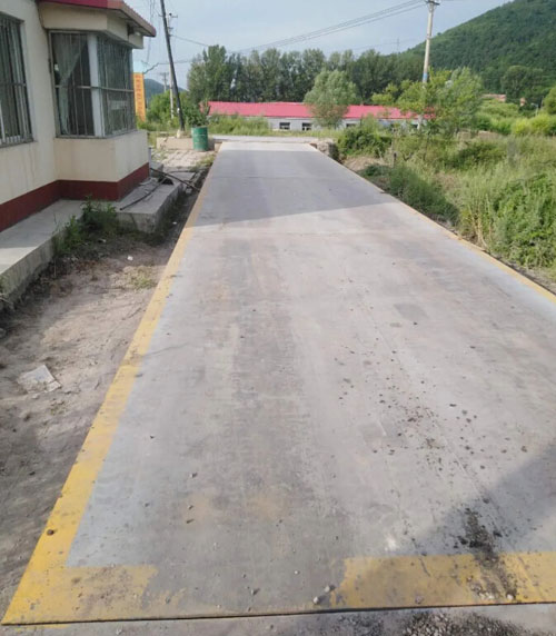 地磅秤修復工作現(xiàn)場